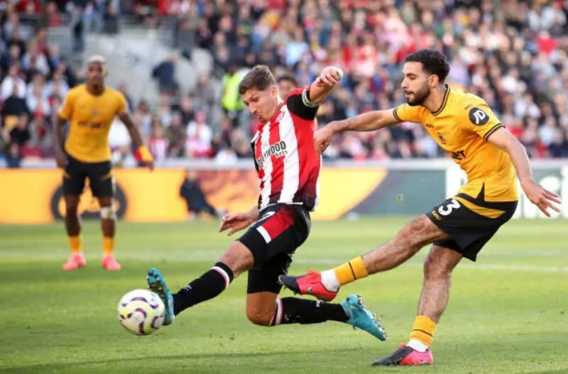 Wolves ôm hận trên sân nhà trước Brentford